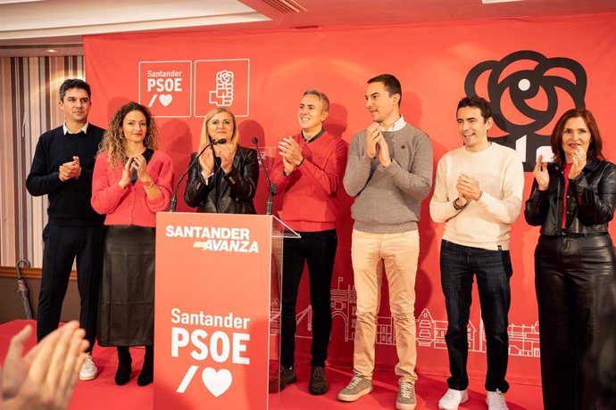 Dirigentes socialistas en la comida de Navidad del PSOE de Santander. De izquierda a derecha: Daniel Fernández, Ainoa Quiñones; Noelia Cobo; Pablo Zuloaga; Juan Lobato y Mariluz Martínez Seijo