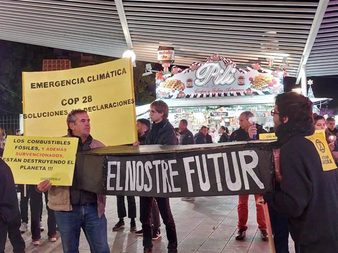 Activistas climáticos se manifiestan en Palma para exigir que de la COP28 salgan "soluciones, no declaraciones"