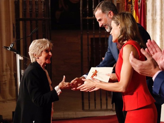 Archivo - Concha Velasco recibiendo, de mano de los Reyes, el Premio Nacional de Cultura en la Catedral de Cuenca.