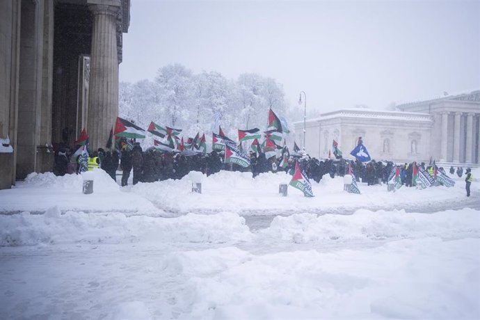 Manifestación propalestina en medio de una nevada en Múnich