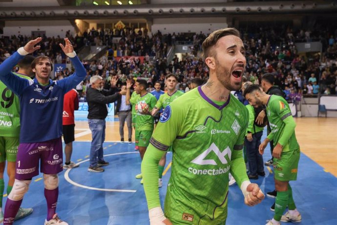 Mario Rivillos celebra una victoria del Mallorca Palma Futsal.