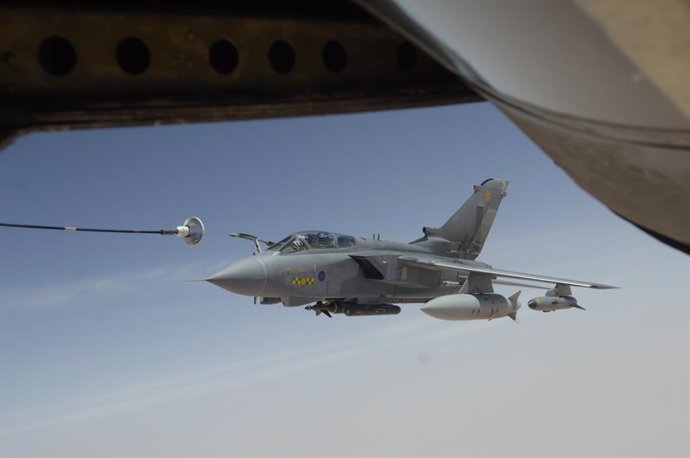 Archivo - STYLELOCATIONA British Royal Air Force Tornado GR-4 fighter aircraft refuels from a U.S. Air Force KC-135R/T Stratotanker during a close air support mission at Operation Iraqi Freedom May 14, 2006 over Iraq.