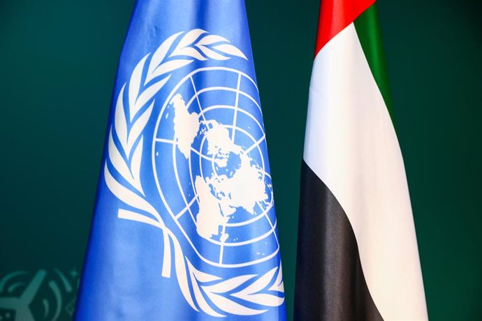 Banderas de Naciones Unidas y de Emiratos Árabes Unidos (EAU).