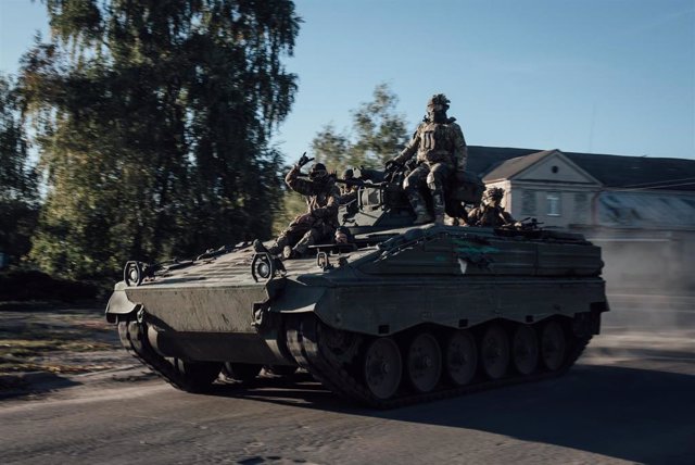 Archivo - Un vehículo de combate ucraniano
