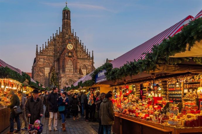 Archivo - Mercado de Navidad en Núremberg en la plaza de la Iglesia de Nuestra Señora.