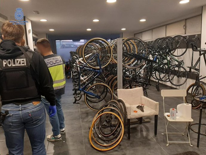 Agentes de la Policía Nacional y de la policía federal alemana LKA en la tienda de bicicletas que el detenido regentaba en Playa de Palma
