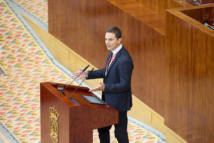 El portavoz del PSOE en la Asamblea, Juan Lobato, interviene durante un pleno extraordinario en la Asamblea de Madrid,