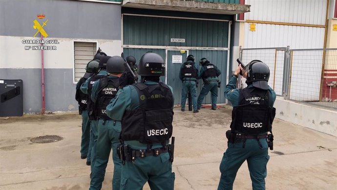 Detenidos en el interior de un túnel subterráneo excavado para enganchar a la red eléctrica un cultivo de más de 9.000 plantas de marihuana.