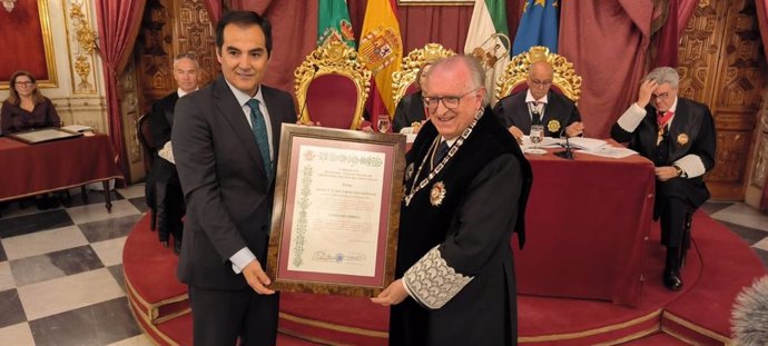 El consejero de Justicia, Administración Local y Función Pública, José Antonio Nieto, nombrado colegiado emérito del Colegio Oficial de Graduados Sociales de Cádiz.