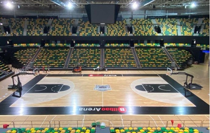 La cancha de baloncesto del Bilbao Arena estrenará el próximo miércoles su nuevo parqué