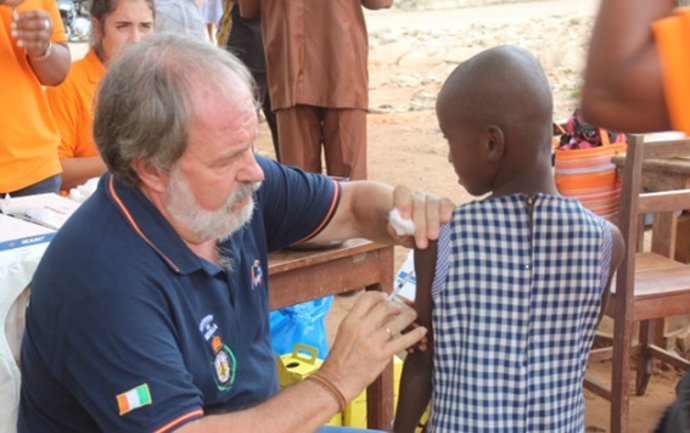 Un sanitario pone una vacuna a un menor de Costa de Marfil.