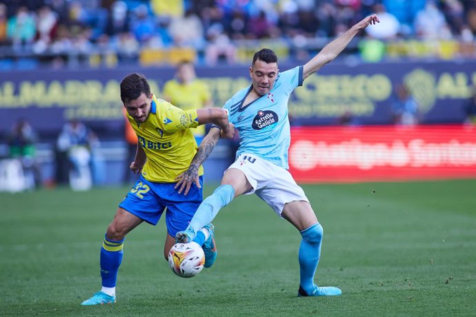 Archivo - Victor Chust of Cadiz and Iago Aspas of RC Celta de Vigo in action during the spanish league, La Liga Santander, football match played between Cadiz CF and RC Celta de Vigo  at Nuevo Mirandilla stadium on February 12, 2022, in Cadiz, Spain.