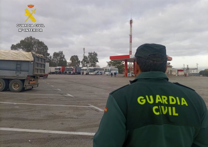 Un agente se acerca a uno de los camiones investigados por los robos