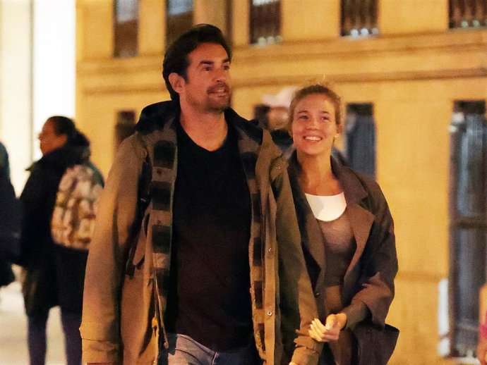 Patricia Montero y Álex Adrover pasean muy cariñosos por las calles de la capital.