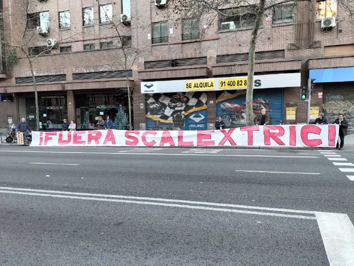 Archivo - Dos grandes pancartas en Vallecas reclaman la demolición del Scalextric al paso de los corredores de la San Silvestre