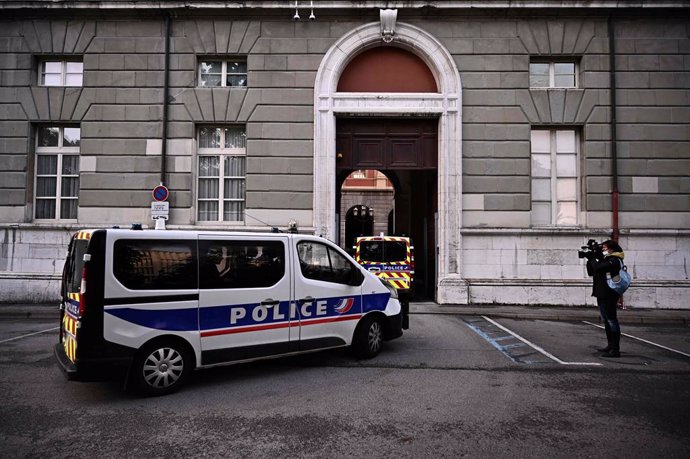 Archivo - 03 May 2021, France, Chambery: Police vehicles arrive at the courthouse on the first day of the trial of defendant Nordahl Lelandais for the murder of a French soldier. Lelandais was previously charged with the abduction and murder of an eight