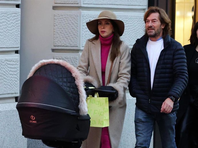 Santiago Pedraz y Elena Hormigos pasean con su hijo Jacobo