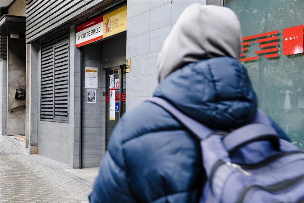 Archivo - Un hombre pasa por la oficina del paro
