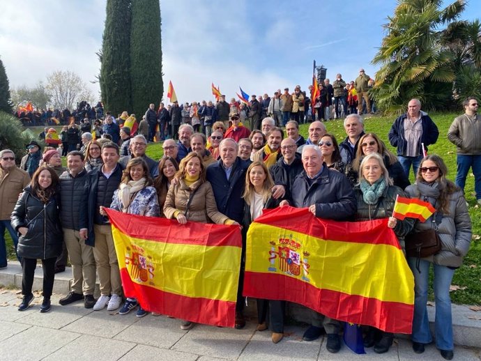 El presidente del Gobierno de Aragón y líder del PP regional, Jorge Azcón, junto a parte de los cargos institucionales aragoneses que participan en el acto en Madrid.
