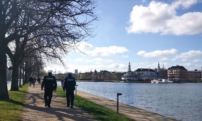 Archivo - COPENHAGEN, March 20, 2020  Police officers patrol by a lake in Copenhagen, Denmark, March 19, 2020. (Xinhu/Lin Jing)