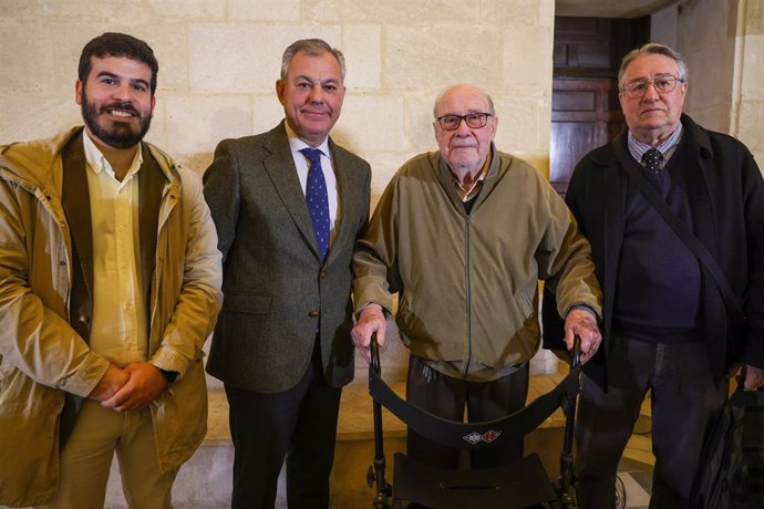 El alcalde de Sevilla, José Luis Sanz, junto a representantes de las comunidades de vecinos donde se instalarán ascensores.