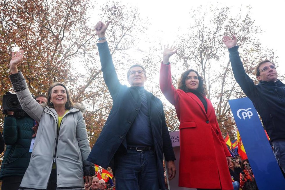 La secretaria general del PP, Cuca Gamarra, el presidente del Partido Popular, Alberto Núñez Feijóo, la presidenta de la Comunidad de Madrid, Isabel Díaz Ayuso, y el alcalde de Madrid, José Luis Martínez-Almeida, durante un acto del PP contra la amnist