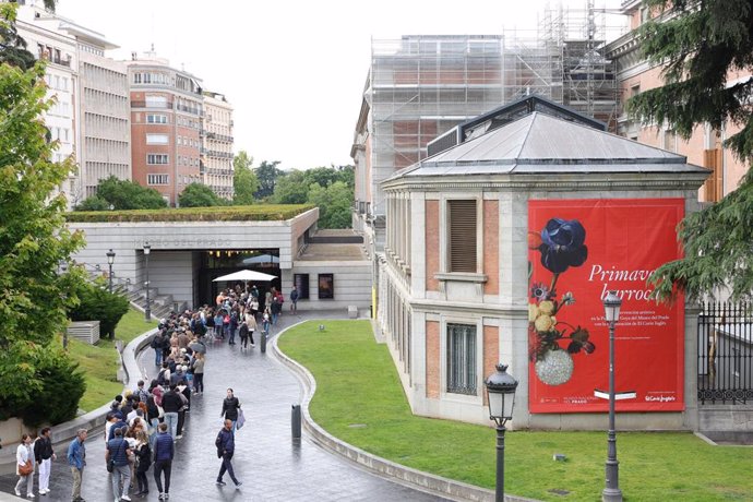 Archivo - Varias personas esperan para entrar en el Museo Nacional del Prado que ha transformado su fachada clásica en una monumental portada barroca, a 20 de mayo de 2023, en Madrid (España). 