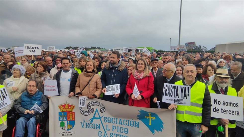 Miembros del PP participan en la concentración en defensa del Hospital de Jarrio, en Coaña.