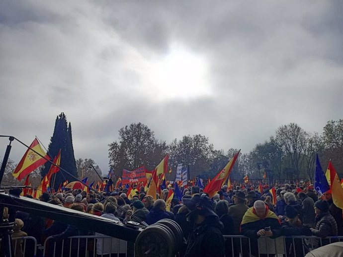 El PP organiza una protesta en defensa de la Constitución y por la  igualdad de los españoles en la explanada del Templo de Debod (Madrid), con las intervenciones de Alberto Nuñez Feijóo e Isabel Díaz Ayuso.