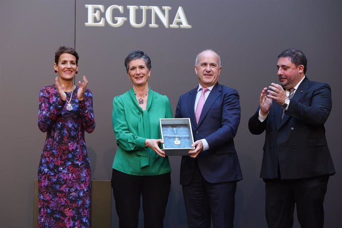 La presidenta Chivite y el presidente del Parlamento de Navarra, Unai Hualde, entregan la Medalla de Oro de Navarra 2023, recogida por la directora de la UNED en Pamplona, Teresa Imízcoz, y el rector Ricardo Mairal.
