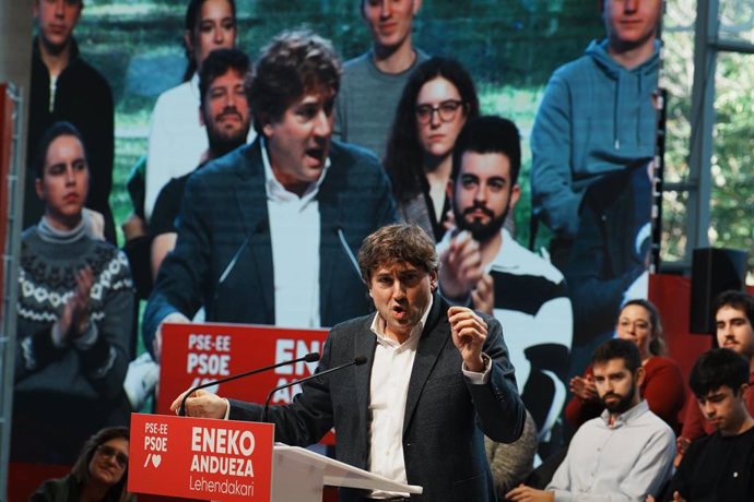 El candidato del PSE a Lehendakari, Eneko Andueza, interviene durante su acto de presentación como candidato a Lehendakari por el PSE, en el Palacio Euskalduna, a 3 de diciembre de 2023, en Bilbao, Vizcaya, País Vasco (España). Se trata de un mitin ante m