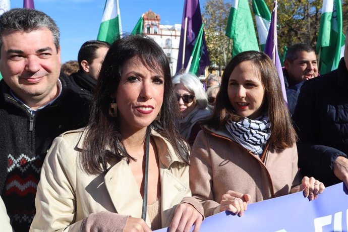 La secretaria general de Podemos, Ione Belarra, junto a la coordinadora andaluza de la formación morada y diputada nacional de Sumar por Granada, Martina Velarde.
