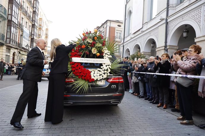 El coche fúnebre llega con los restos mortales de Concha Velasco al Teatro Calderón a 03 de Diciembre de 2023 en Valladolid (España).