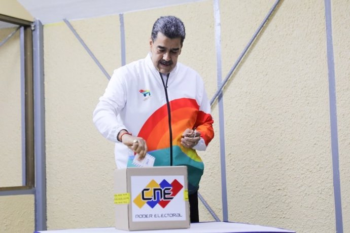 Nicolás Maduro vota en el referéndum sobre Esequibo
