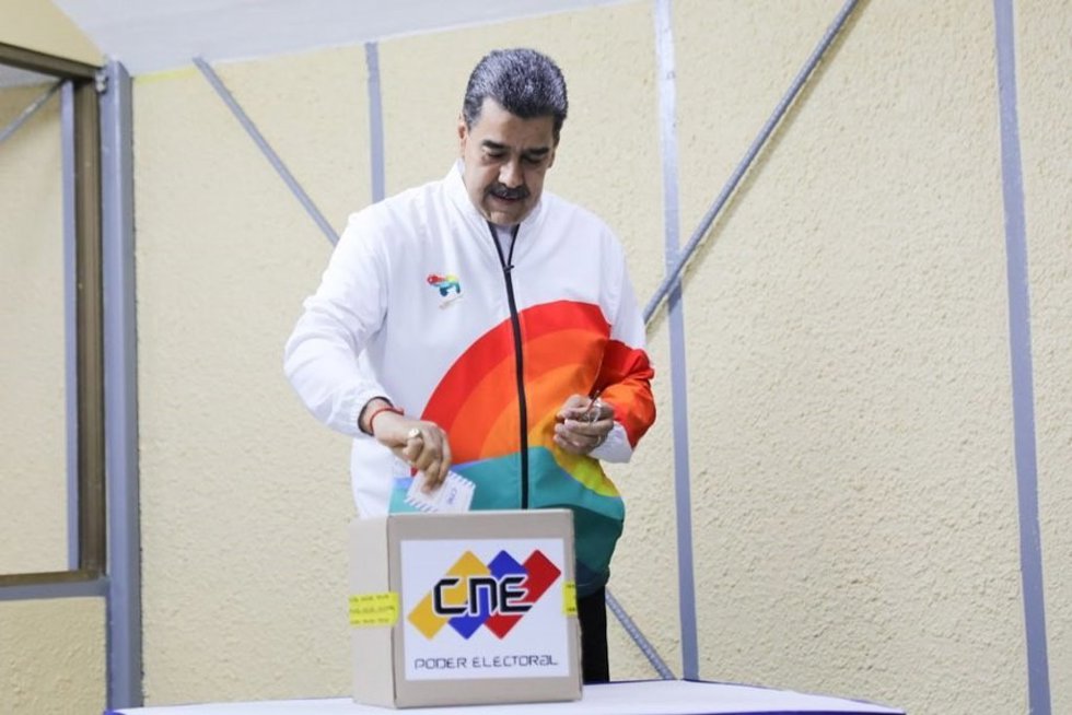 Nicolás Maduro vota en el referéndum sobre Esequibo