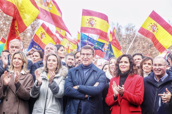 (2I-D) La secretaria general del PP, Cuca Gamarra, el presidente del Partido Popular, Alberto Núñez Feijóo, la presidenta de la Comunidad de Madrid, Isabel Díaz Ayuso, y el portavoz del PP en el Congreso, Miguel Tellado, durante un acto del PP contra la a