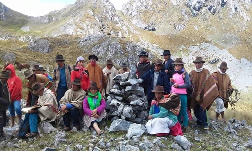 La zona de Perú donde se han creado los invernaderos, Lahuañe, carecía de vías de acceso, servicios básicos, educación y atención médica. La población, dedicada principalmente a la crianza de ganado alpaquero y ovino, vivía aislada.