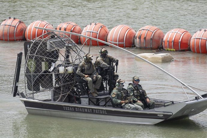Archivo - August 21, 2023, Eagle Pass, TX, United States: A Texas Department of Public Safety airboat patrols the Rio Grande River south of Eagle Pass where a 1000-foot string of buoys has been placed in the river to deter crossing the Rio Grande River in