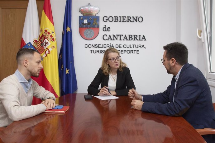 La consejera  de Cultura, Turismo y Deporte, Eva Guillermina Fernández, recibe al alcalde de Colindres, Javier Incera (derecha)