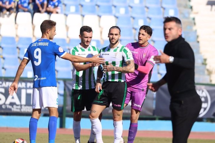 El defensa del Córdoba Dragisa Gudelj sufre un leve desvanecimiento durante el partido contra el Melilla