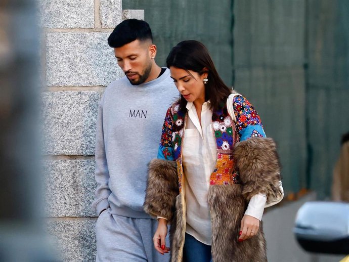Tamara Gorro y Ezequiel Garay pasean juntos en Madrid (España).