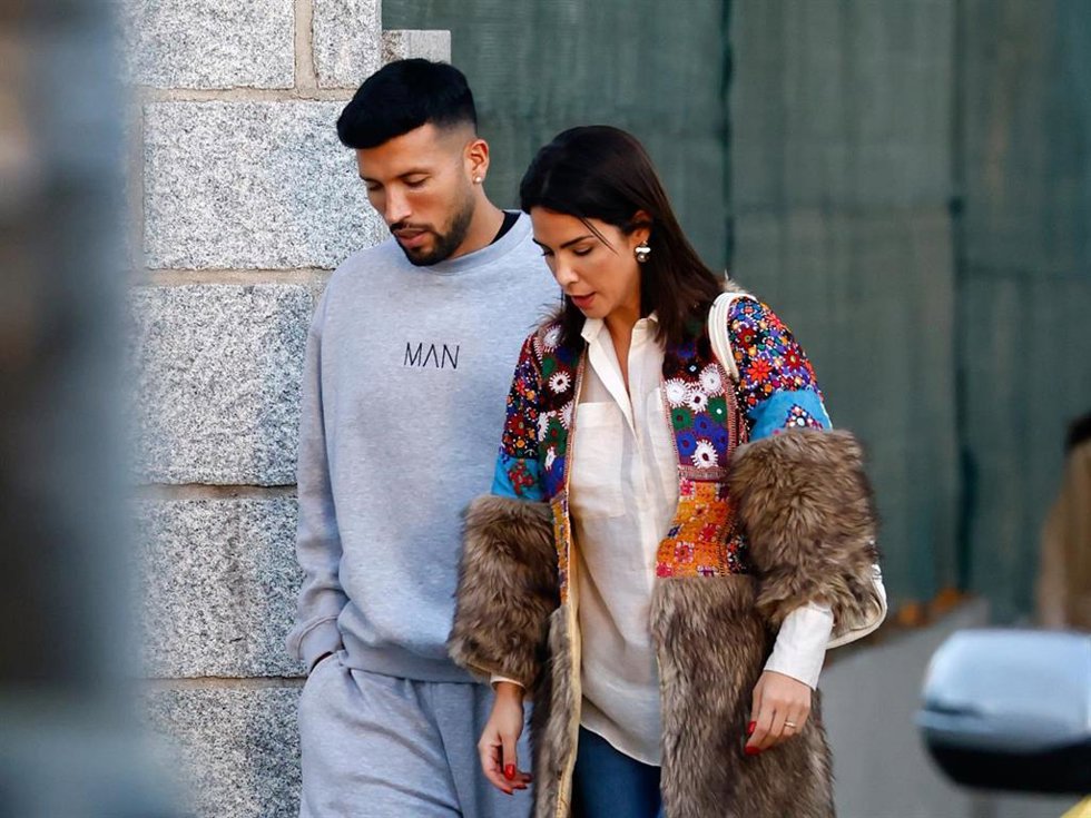 Tamara Gorro y Ezequiel Garay pasean juntos en Madrid (España).