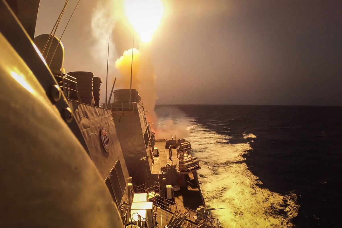Houthis attack US destroyers and merchant ships in the Red Sea