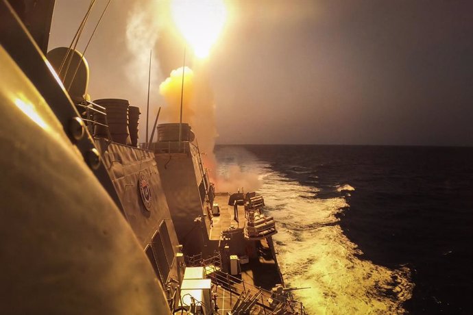 Archivo - October 19, 2023: The Arleigh Burke-class guided-missile destroyer USS Carney (DDG 64) defeats a combination of Houthi missiles and unmanned aerial vehicles in the Red Sea, Oct. 19. Carney is deployed to the U.S. 5th Fleet area of operations t