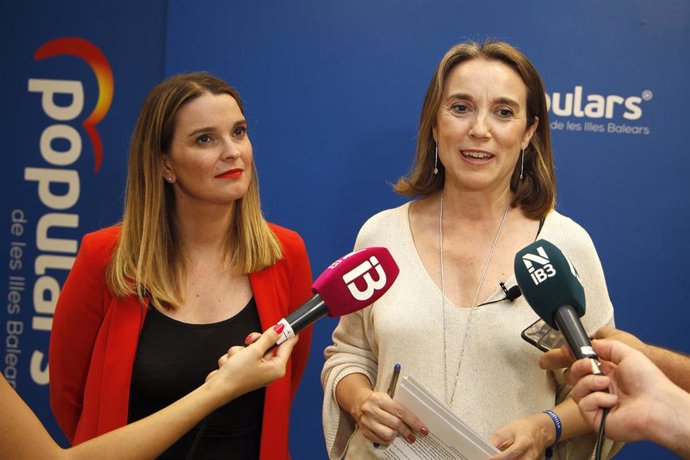 Archivo - La presidenta del Partido Popular (PP) de Baleares, Marga Prohens (i), y la secretaria general del Partido Popular, Cuca Gamarra. Archivo.