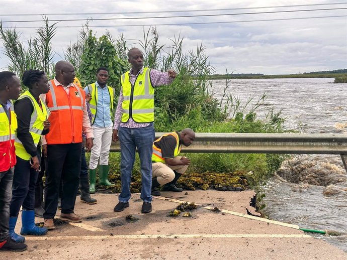 Archivo - KAMPALA, May 12, 2023  -- Workers inspect part of damages due to flash floods on the Kampala-Masaka highway, Uganda, May 12, 2023. Flash floods resulting from ongoing torrential rains have cut off a major international highway in Uganda linkin