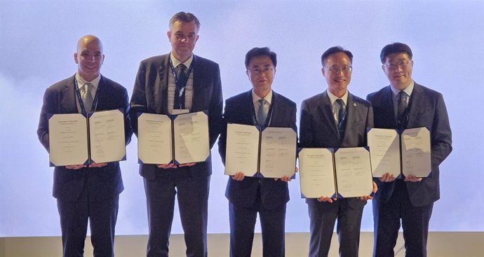 Participants of the ‘Global MOU for the construction of the largest low-carbon hydrogen plant in Korea’ are capturing a moment in a commemorative photo. From left to right: [Participant 1: Roger Martella, CSO of GE Vernova], [Participant 2: Dominique Roug