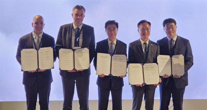 Participants of the Global MOU for the construction of the largest low-carbon hydrogen plant in Korea are capturing a moment in a commemorative photo. From left to right: [Participant 1: Roger Martella, CSO of GE Vernova], [Participant 2: Dominique Ro