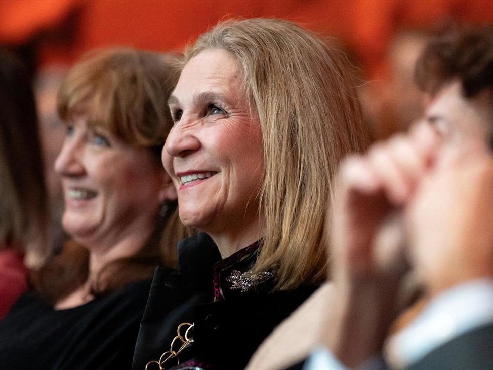 La Infanta Elena (2i) durante la gala de entrega de los Premios del 20 aniversario de la Asociación Asperger Madrid, en CaixaForum