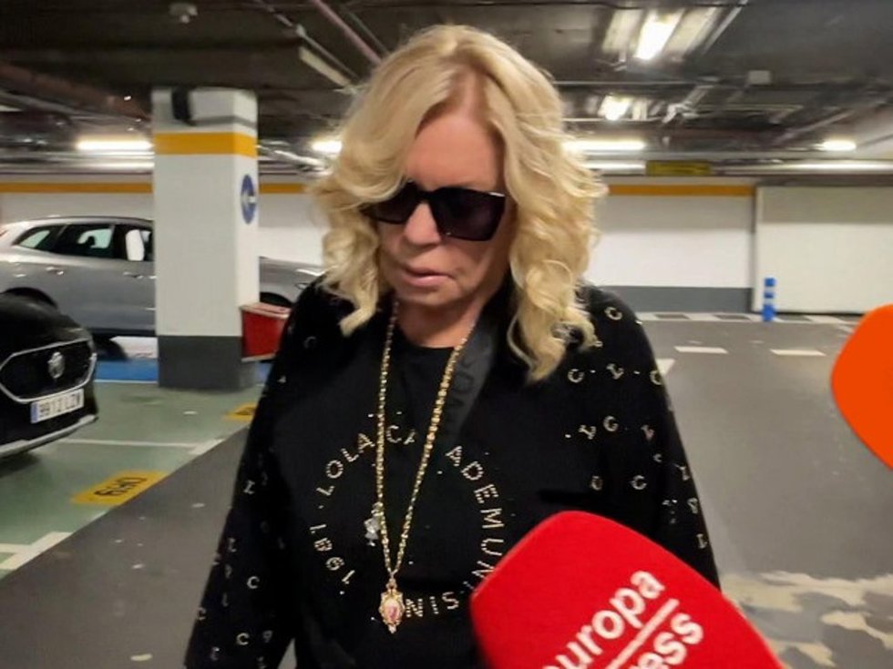 Archivo - Bárbara Rey caminando hacia su coche en el parking de un centro comercial.